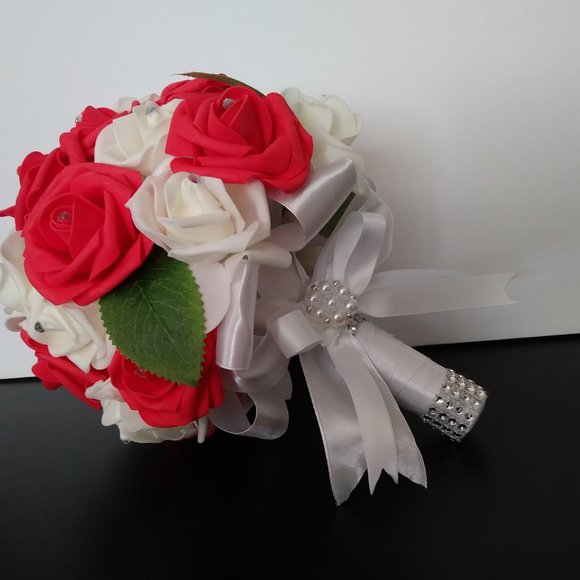 Bouquet of red and white foam roses, wedding bouquet, bouquet of XV years. - Picture 9 of 14